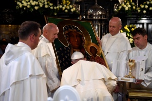 papież otrzymuje kopię obrazu matki bożej częstochowskiej